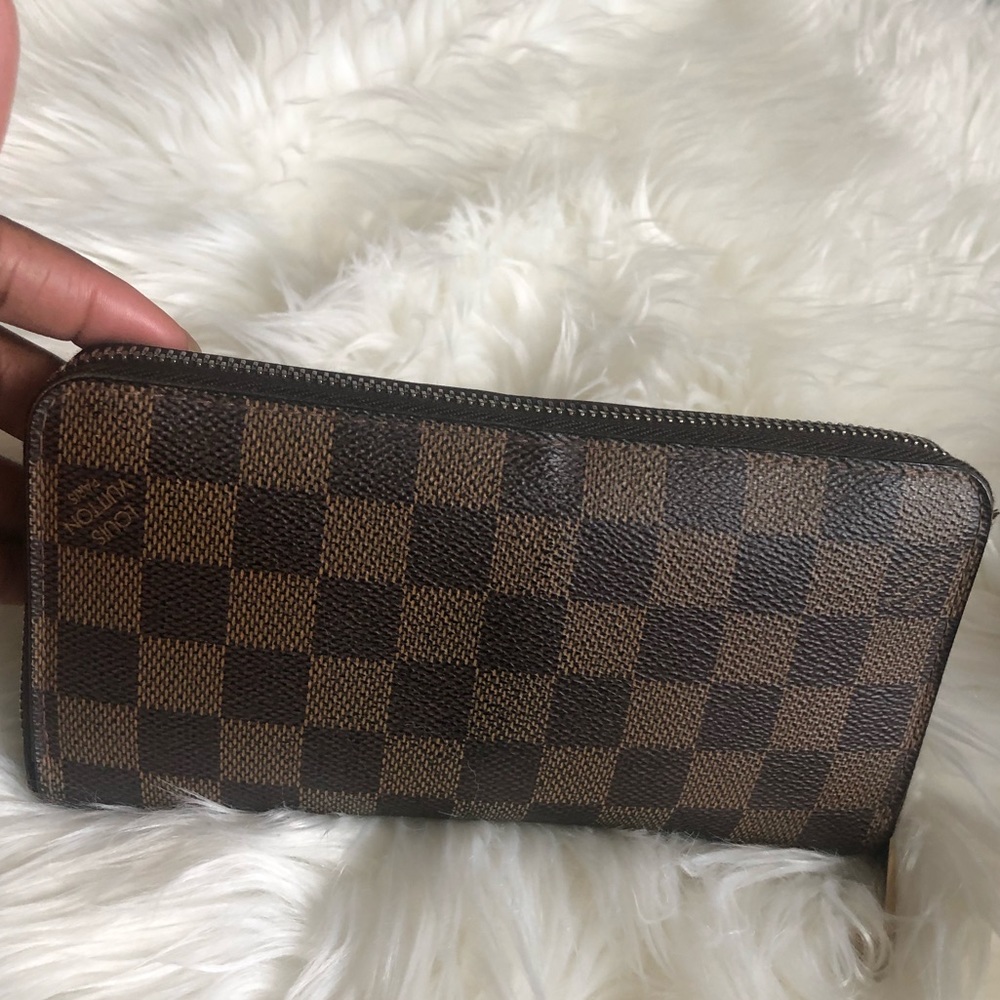 Louis Vuitton Zippy Wallet in Damier Ebene